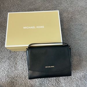 Michael Kors Ellis Medium Leather Crossbody Bag
Worn once, in great condition